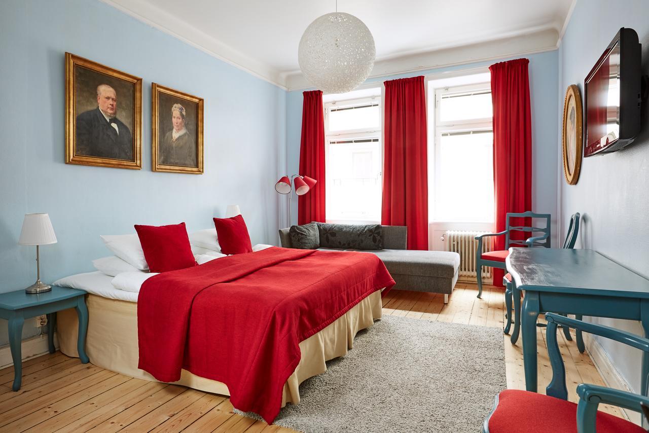 Dreibettzimmer mit Gemeinschaftsbad auf dem Flur